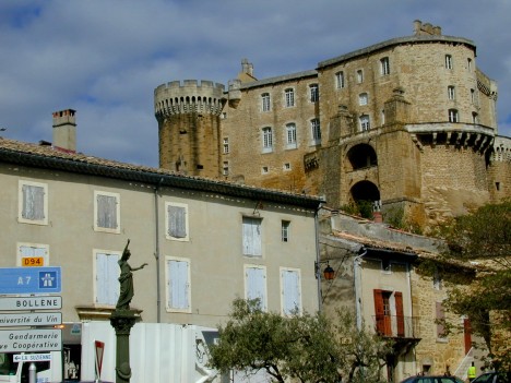 A view of the chateau de Suze la Rousse